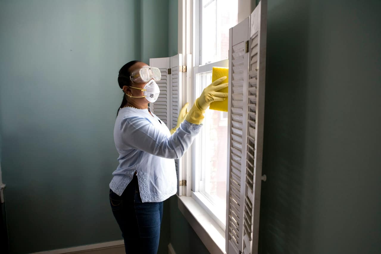 A cleaner working through a Kansas City home, the job most of these guides are about